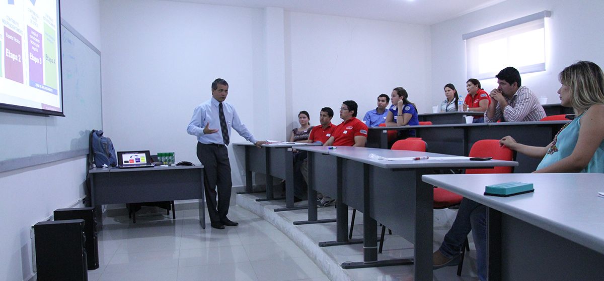 Participantes de un programa de formación gerencial en un aula