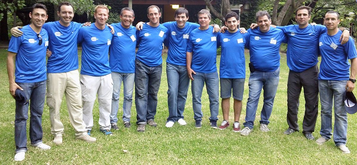 Grupo de colaboradores de SIPESA con remeras azules
