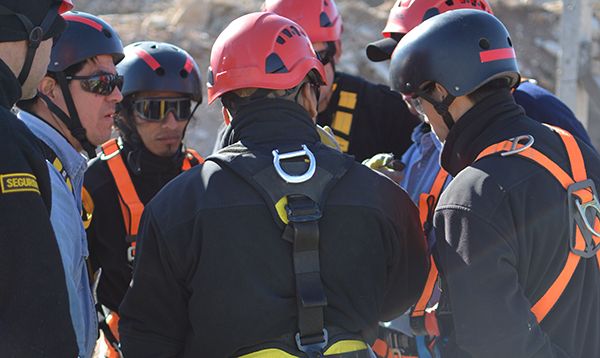 Brigadistas con cascos y arneses de rescate